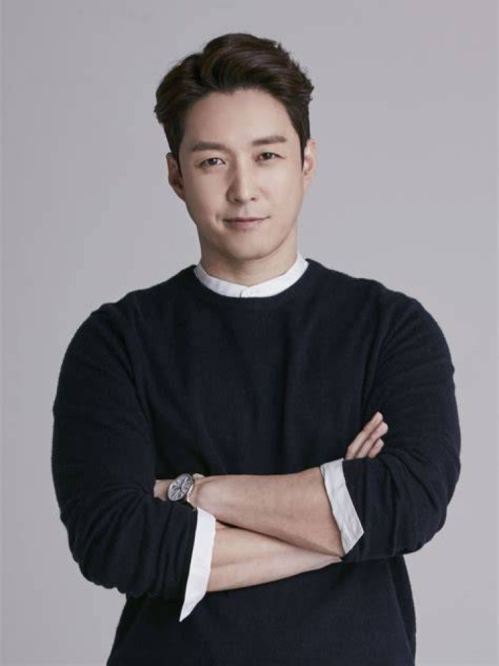Actor Shim Hyung Tak & his wife Hirai Saya reveal dreamy photos from