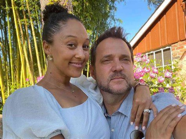 Adam giving his wife Tamera a kiss Tamera mowry, Interracial marriage