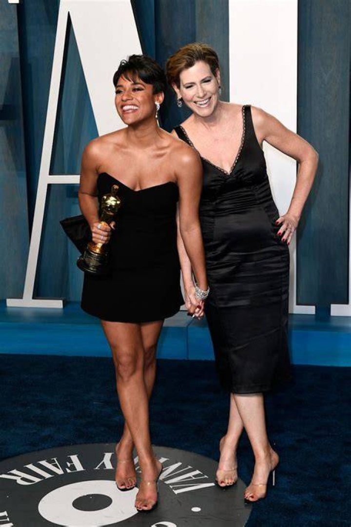 Ariana DeBose celebra con su pareja, Sue Makkoo, el &Oacute;scar