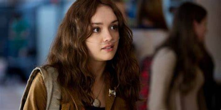 Bates Motel star Olivia Cooke dons an LED head torch Daily Mail Online