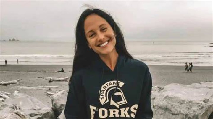 Emily Compagno With No Makeup Is Flawless As Ever