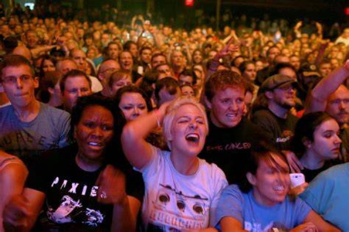 Foo Fighters Fans Photographed Getting On Dave Grohl's Limo