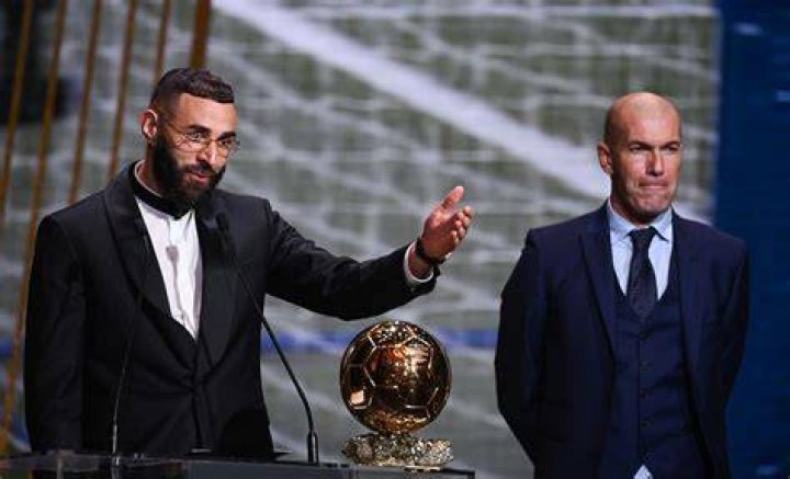 Foot Benzema c&eacute;l&egrave;bre son "Ballon d'Or du peuple"