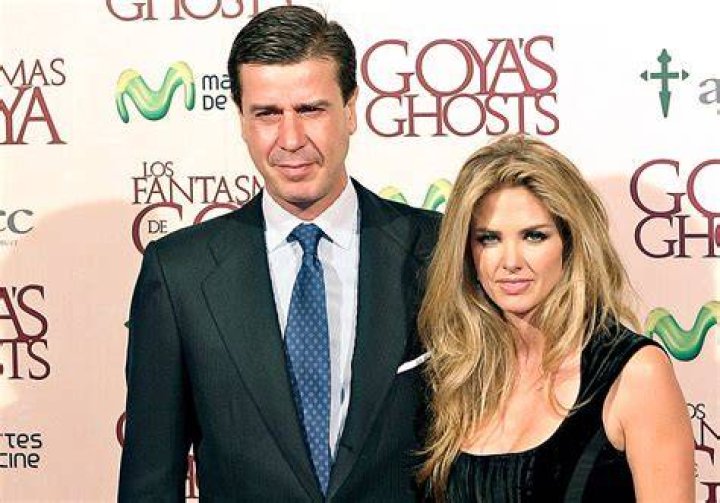 Genoveva Casanova Son Luis Mart&iacute;nez de Irujo y Casanova