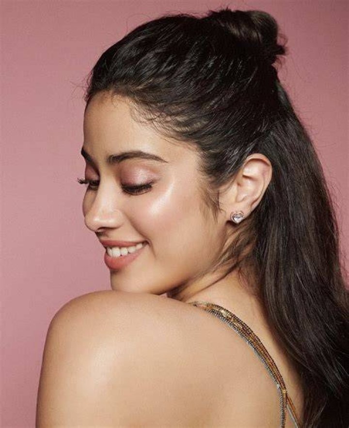 hourly janhvi on Twitter "a goddess"