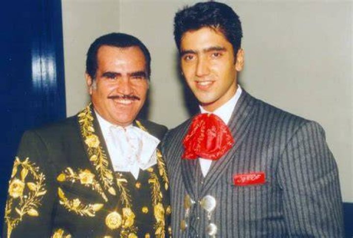 &iquest;Cu&aacute;nto mide Alejandro Fern&aacute;ndez? Altura Real height
