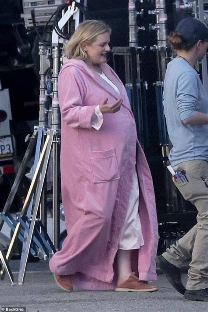 Is Elizabeth Moss Pregnant on Handmaid's Tale? Did She Gain Weight For