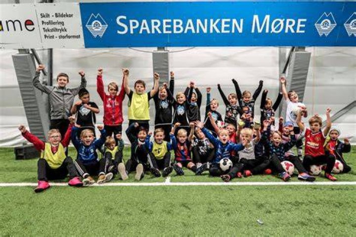&laquo;Bald Bros&raquo; sl&aring;r eit slag for sj&oslash;ens stavkyrkje Holvikejekta