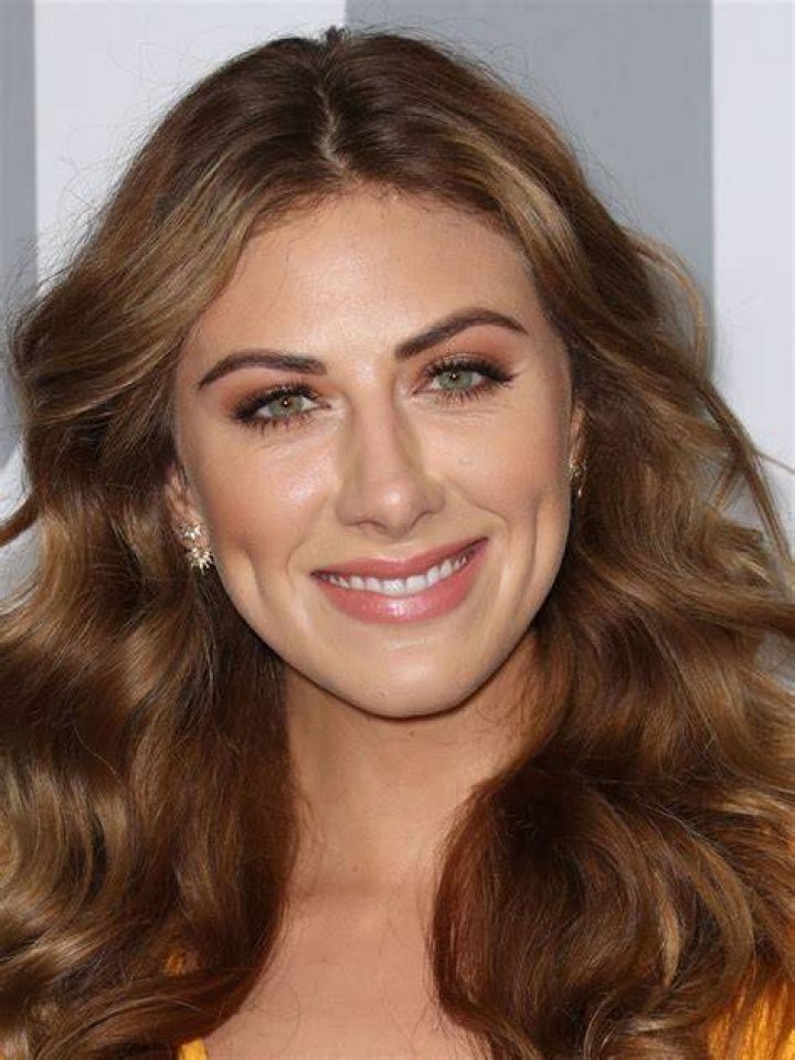 Quick Celeb Facts Perry Mattfeld Married, Husband, Boyfriend, Height