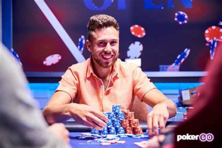 Sean Perry leads the final six players of Event 4 10,000 Big Bet Mix